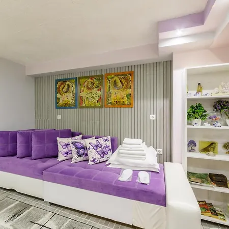 2br Flat Near Sea & Baths * Warna